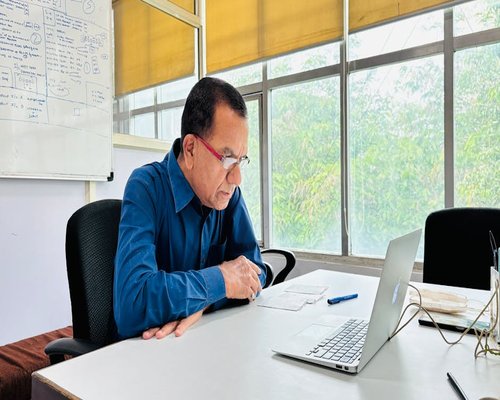 ऑफ़िस डेस्क पर काम करते हुए